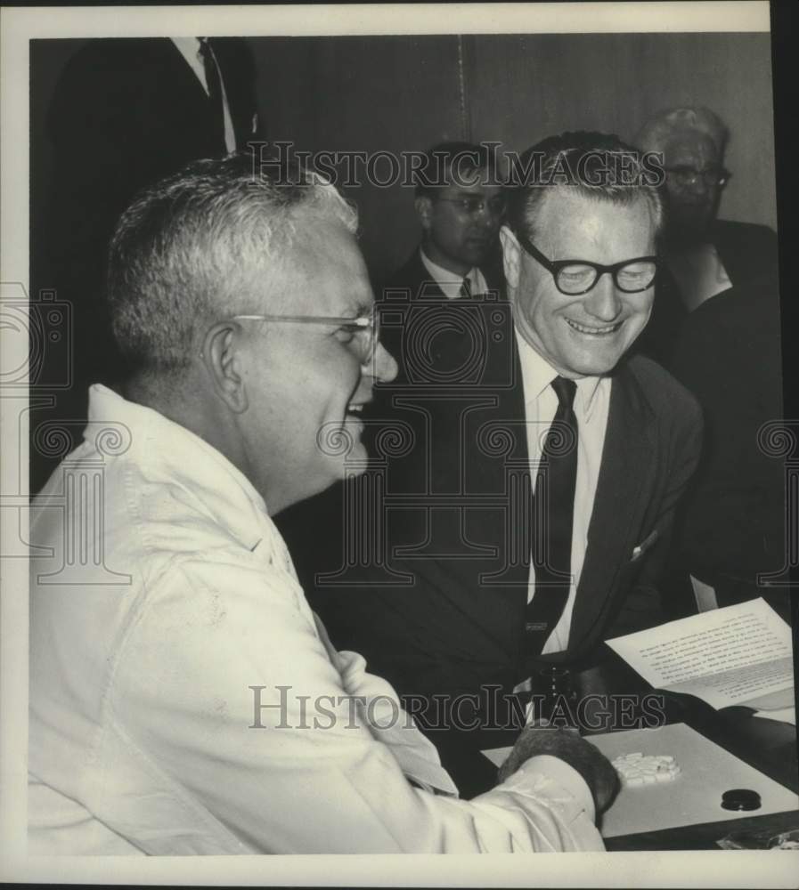 1962 Press Photo Dr. George D. Wessinger shows new drugs to NY Gov Rockefeller-Historic Images