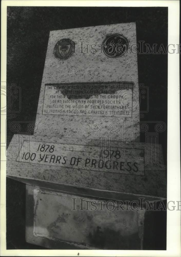 1994 Press Photo General Electric Monument was vandalized at Schenectady City - Historic Images