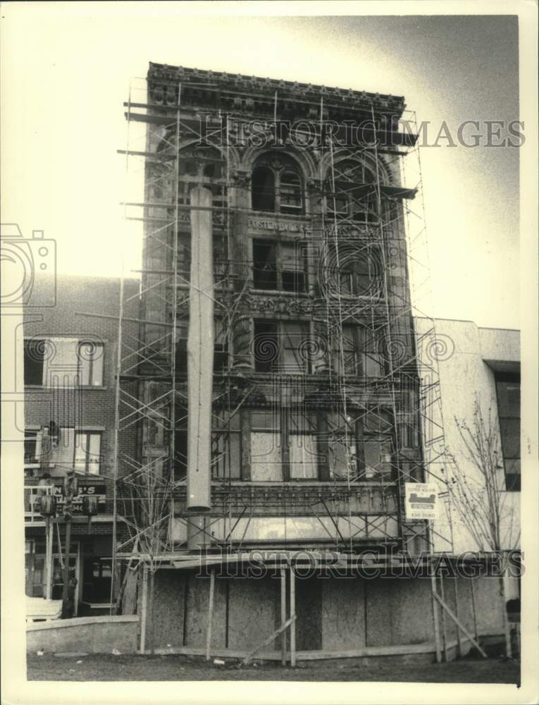 1985 Press Photo Scaffolding on side of Foster Hotel in Schenectady, New York - Historic Images