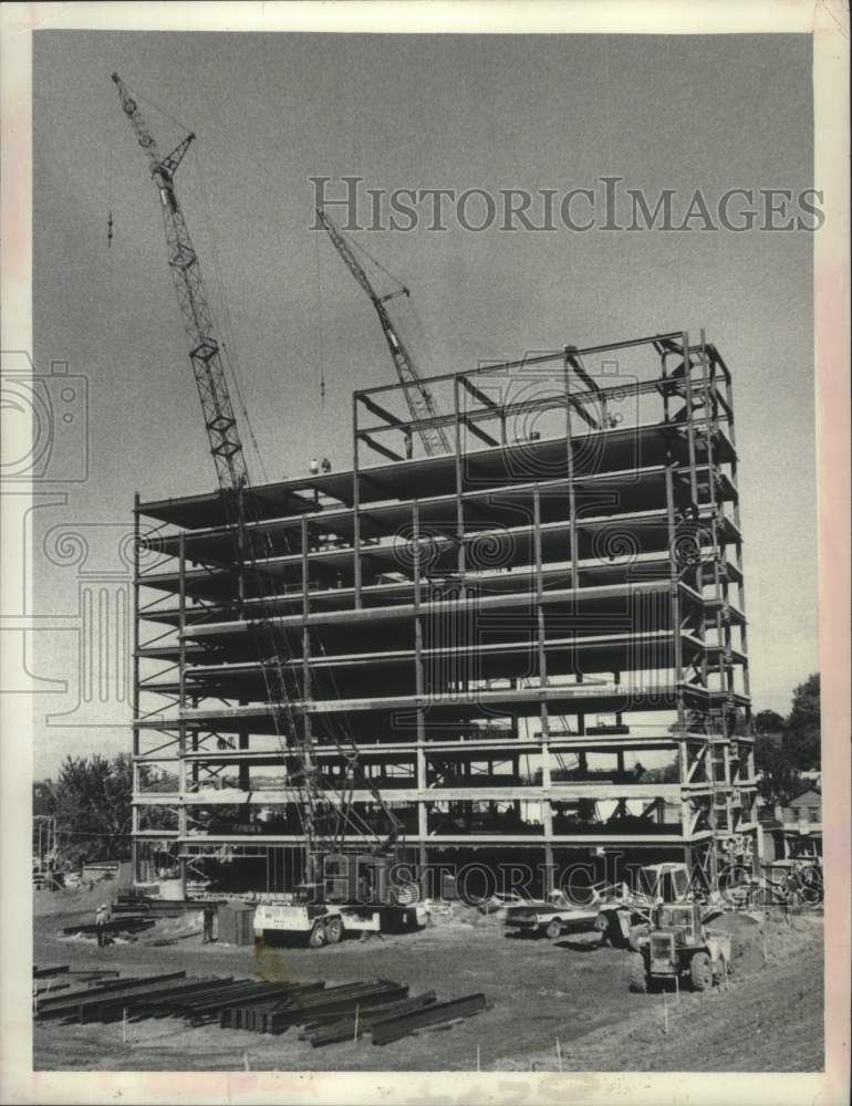 1977 Press Photo Construction of senior citizen housing in Schenectady, New York - Historic Images