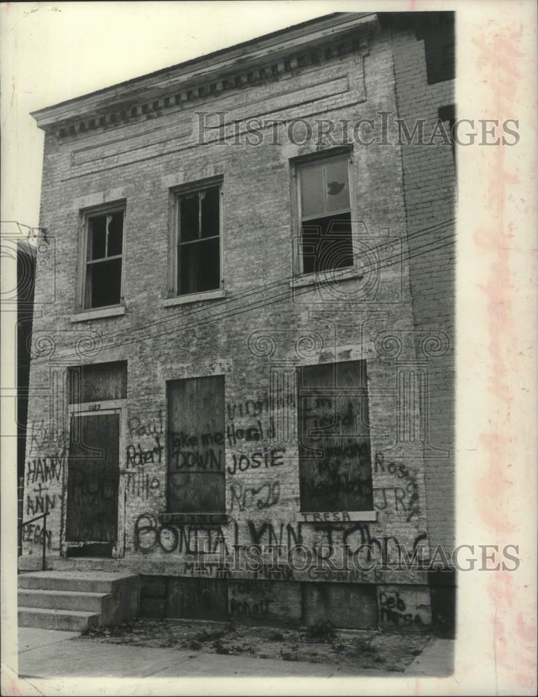 1979 Press Photo Graffiti on empty Schenectady, New York building - tua16085 - Historic Images