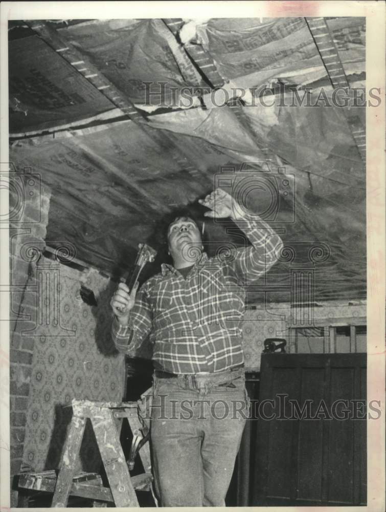 1979 Press Photo Michael Sledziewski hangs insulation in Schenectady, New York - Historic Images