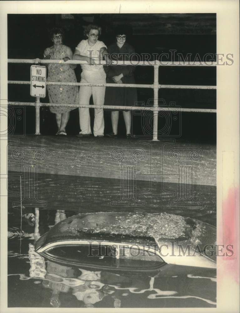 1984 Press Photo Jay Street residents look at submerged car in Schenectady, NY - Historic Images