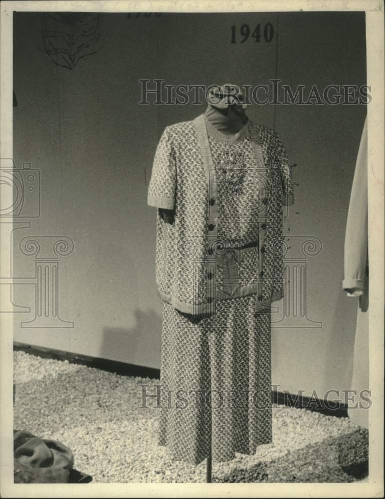 Press Photo Vintage Mainbocher clothing display in New York - tua16106 - Historic Images