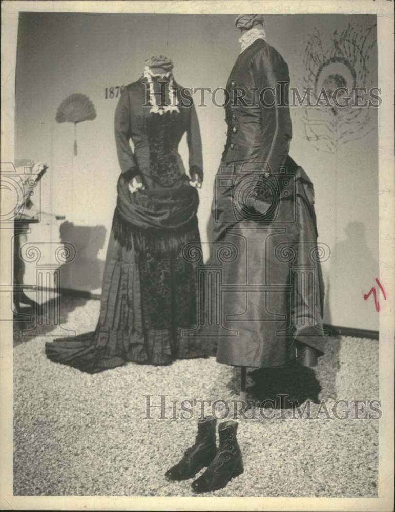 Press Photo Vintage mother and daughter clothing display in New York - tua16107 - Historic Images