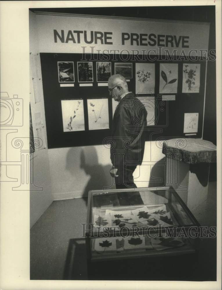 1984 Schenectady, New York Museum visitor checks out Nature display - Historic Images
