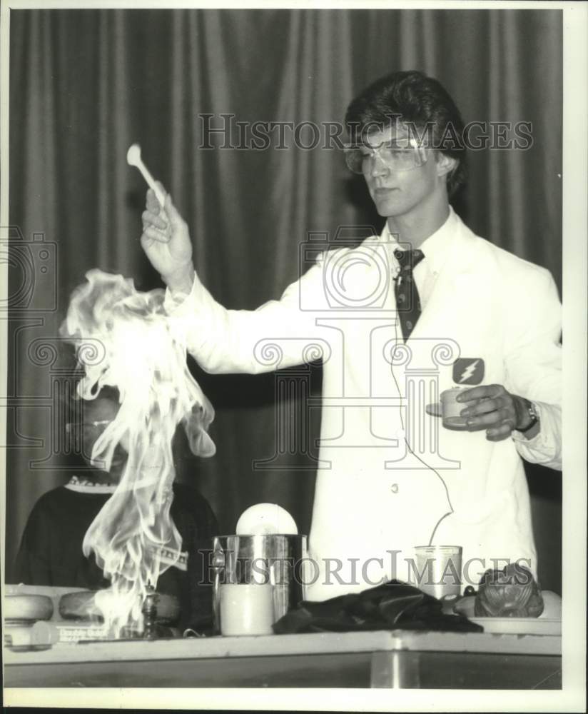 1991 Press Photo Mark Sartor demonstrates science experiment in Albany, New York - Historic Images
