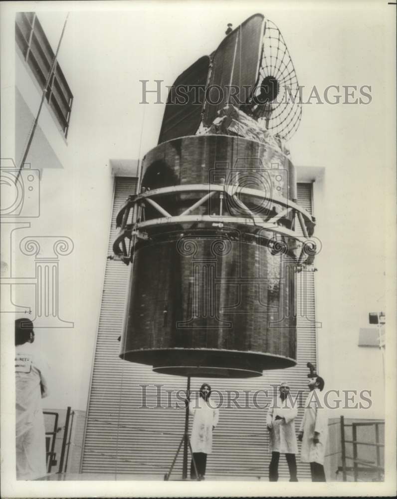 1976 Press Photo Comstar satellite being tested in Stamford, Connecticut - Historic Images
