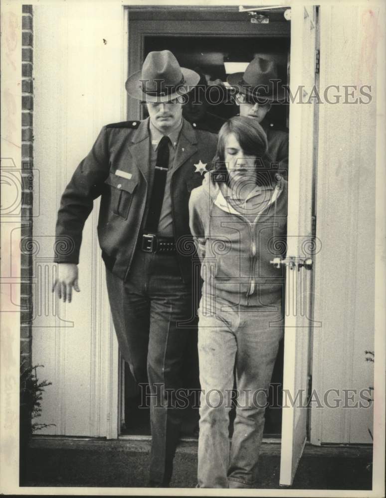 1982 Press Photo Rensselaer County, NY Sheriff with arrestee at police station - Historic Images