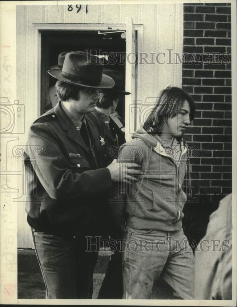 1982 Press Photo New York Sheriff leads Edgar Saunders for transport to jail - Historic Images