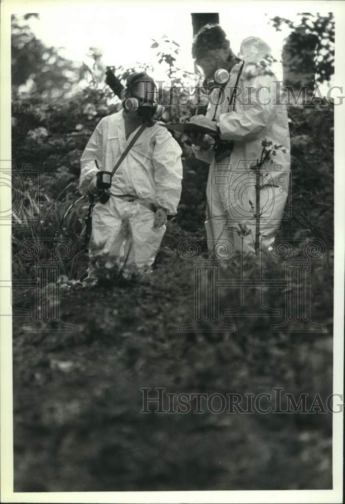 1990 Press Photo Environmental workers perform tests at Schenectady, NY landfill - Historic Images