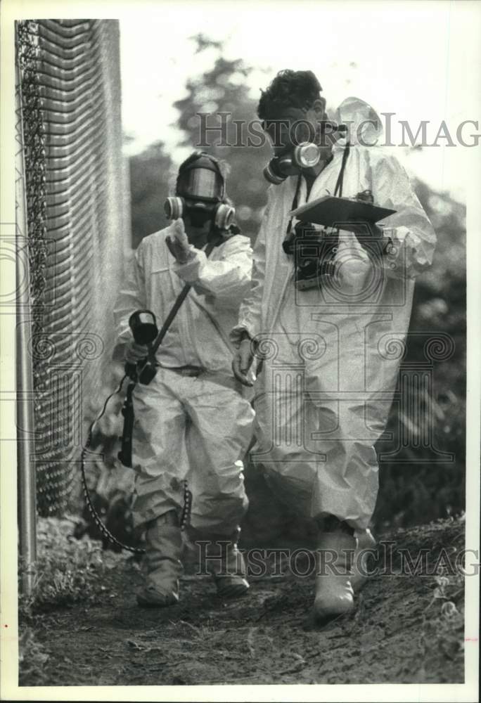1990 Press Photo Environmental workers perform tests at Schenectady, NY landfill - Historic Images