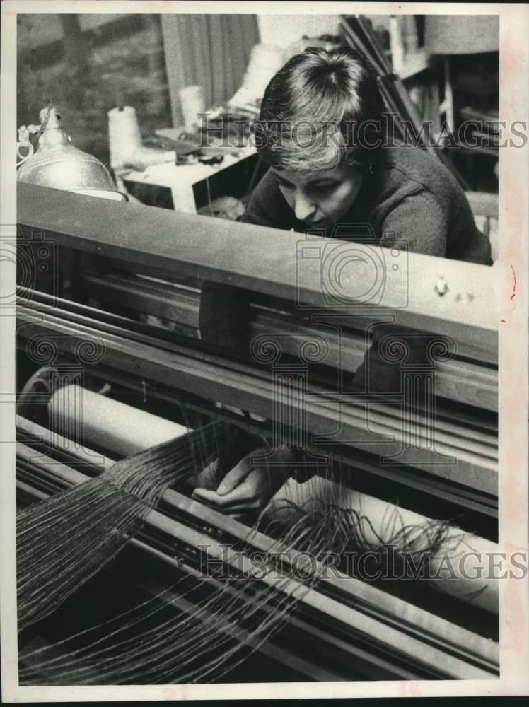 1978 Press Photo Kitty Scharl weaving on a loom - tua16188 - Historic Images