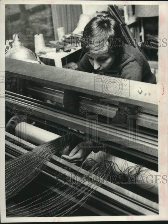 1978 Press Photo Kitty Scharl weaving on a loom - tua16188 - Historic Images