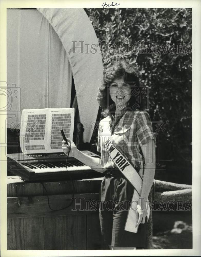 1983 Press Photo Barbara Schantz, Mrs. New York, in Las Vegas for pageant - Historic Images