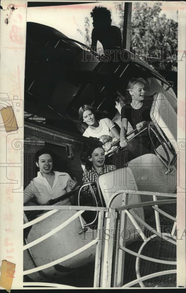 1975 Press Photo Fair goers on a midway ride at the Schaghticoke, New York fair - Historic Images