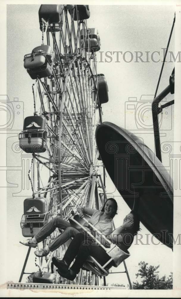 1982 Press Photo Fair goers on a midway ride at the Schaghticoke, New York fair - Historic Images