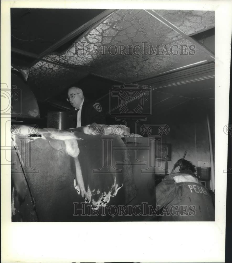 1994 Press Photo Schenectady, New York Deputy Fire Chief inspects fire damage - Historic Images