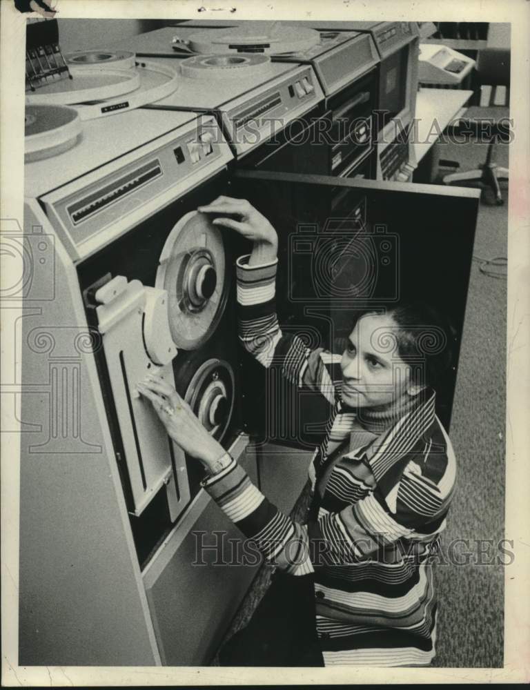 1977 Press Photo Snehlata Patel works in Schenectady, New York computer room - Historic Images