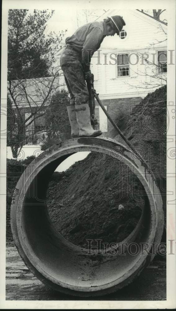 1979 Press Photo Workers cut sewer pipe with air hammer in Schenectady, New York - Historic Images