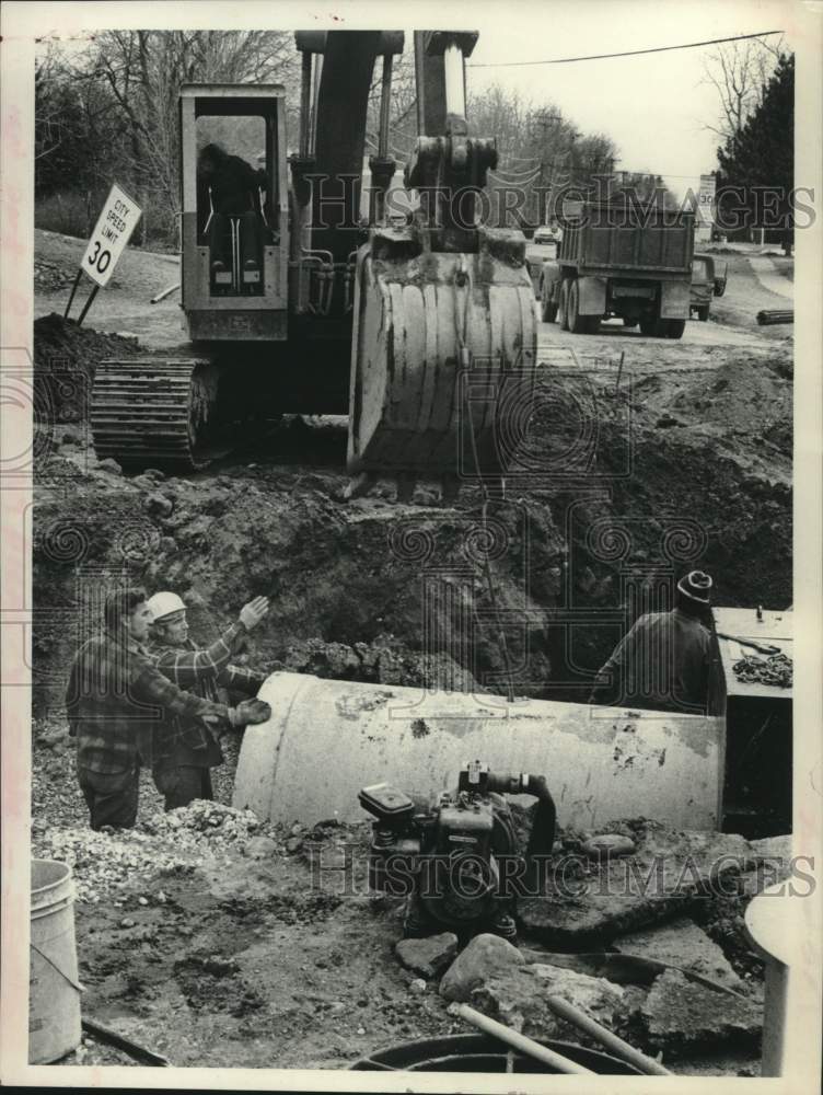 1979 Press Photo Construction crew works on Schenectady, New York sewer system - Historic Images