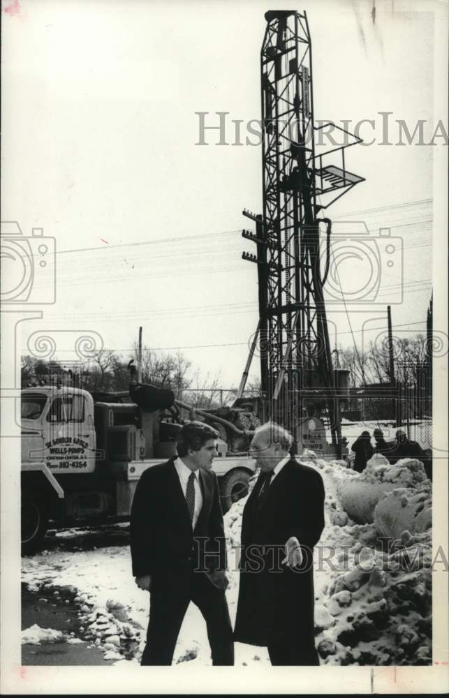 1982 Press Photo Schenectady, New York Mayor visits solid waste transfer station - Historic Images