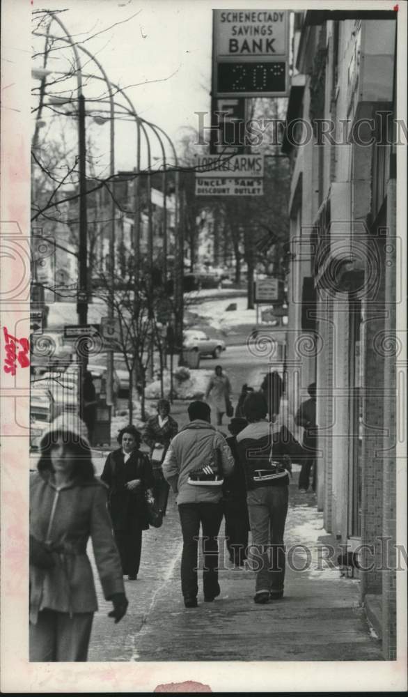 1980 Press Photo Pedestrians walk down State Street in Schenectady, New York - Historic Images