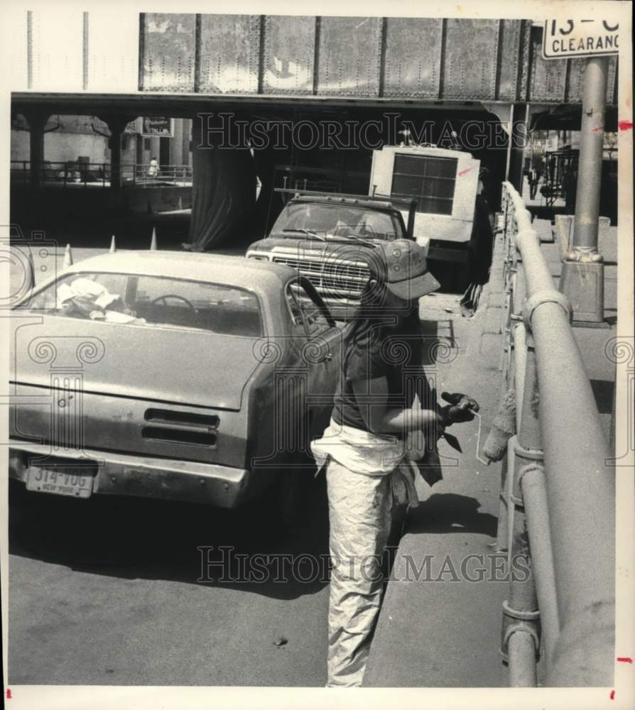 1984 Press Photo Willie Kohl paints State Street railing, Schenectady, New York - Historic Images