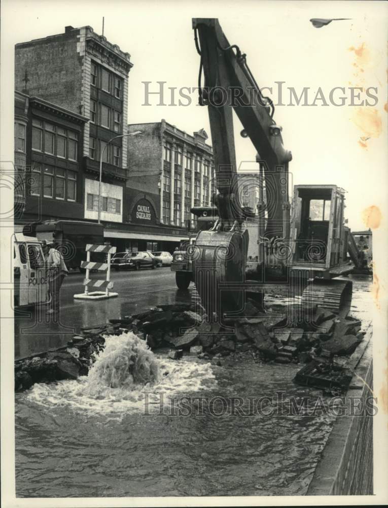 1984 Press Photo Backhoe operator breaks water line in Schenectady, New York - Historic Images