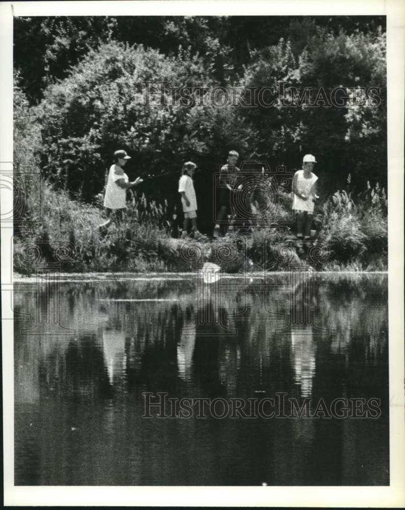 1990 Press Photo Schenectady, New York youngsters fishing in Steinmetz Pond - Historic Images