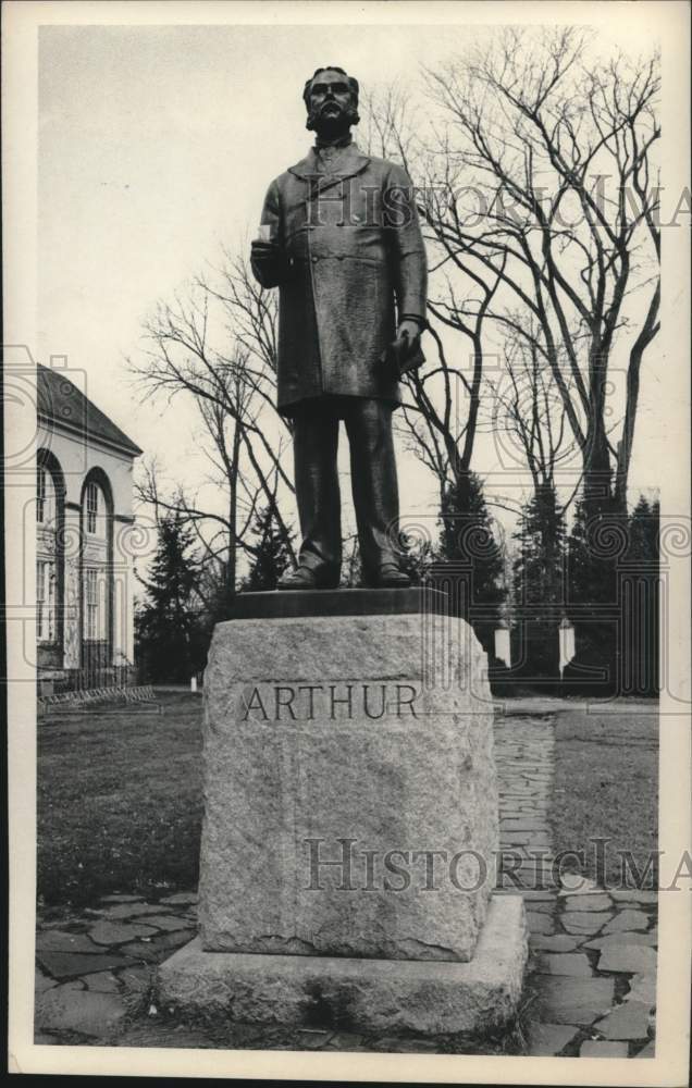1975 Press Photo Arthur statue in Stockade area of Schenectady, New York - Historic Images