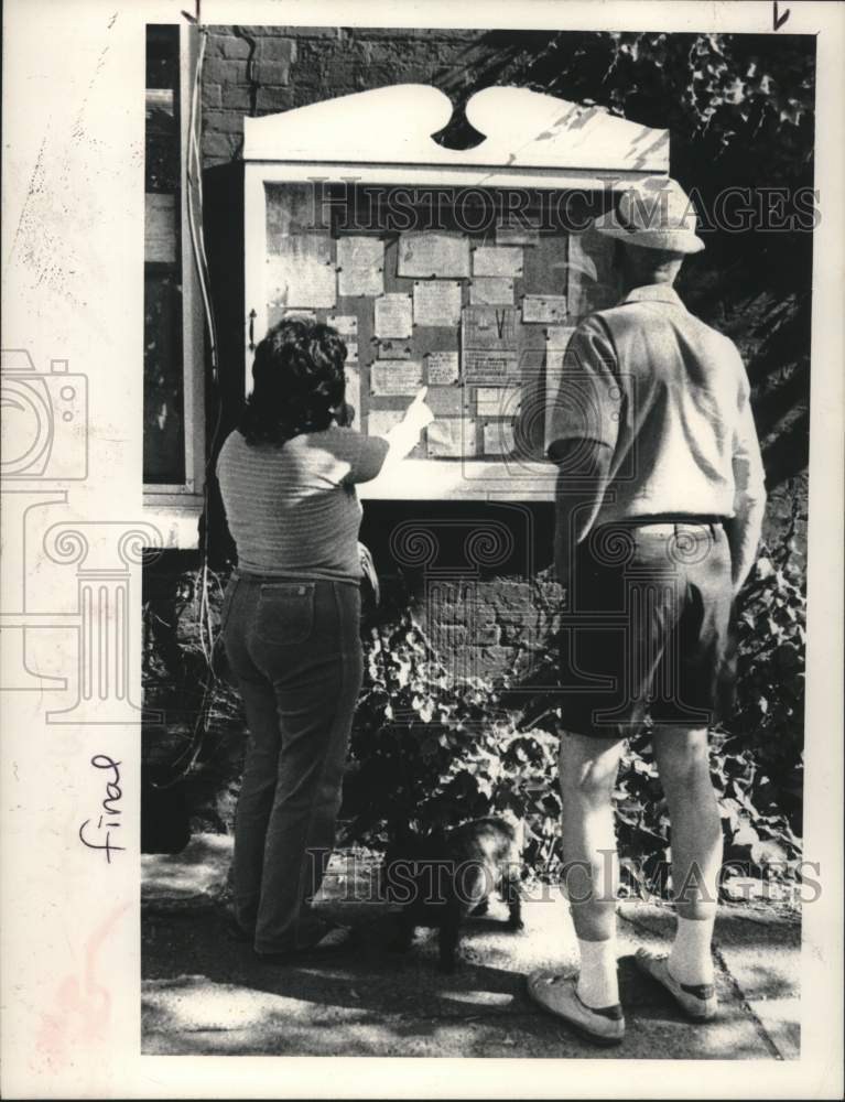 1983 Press Photo Stockade residents read bulletin board in Schenectady, New York - Historic Images