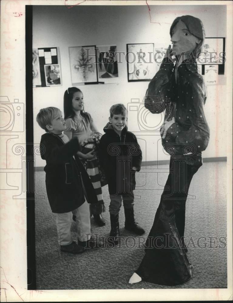 Press Photo Children look at plaster sculpture in New York gallery - tua16276 - Historic Images