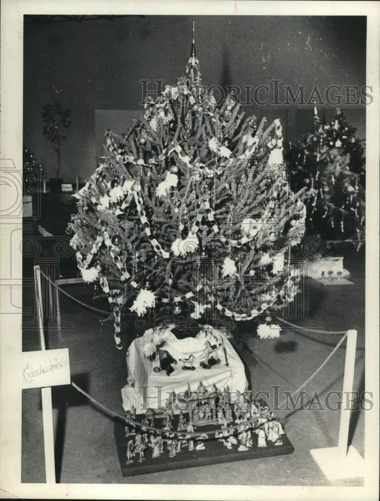 1977 Press Photo Czechoslovakian Christmas Tree, Schenectady Museum, New York - Historic Images