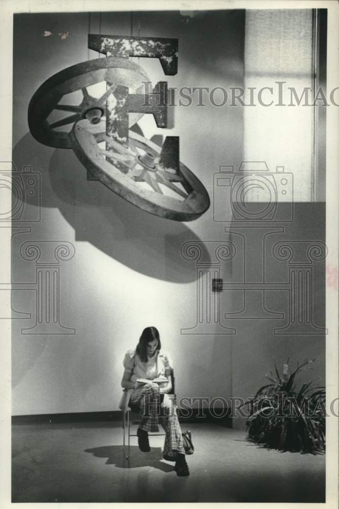 1974 Press Photo Patron reading a book at Schenectady Museum, New York-Historic Images