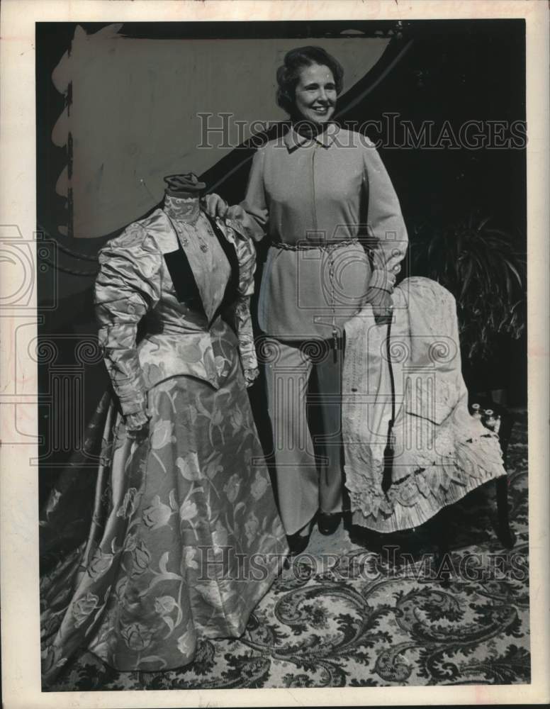 1970 Press Photo Mrs. Wyllys Dunham sets up museum exhibit in Schenectady, NY-Historic Images