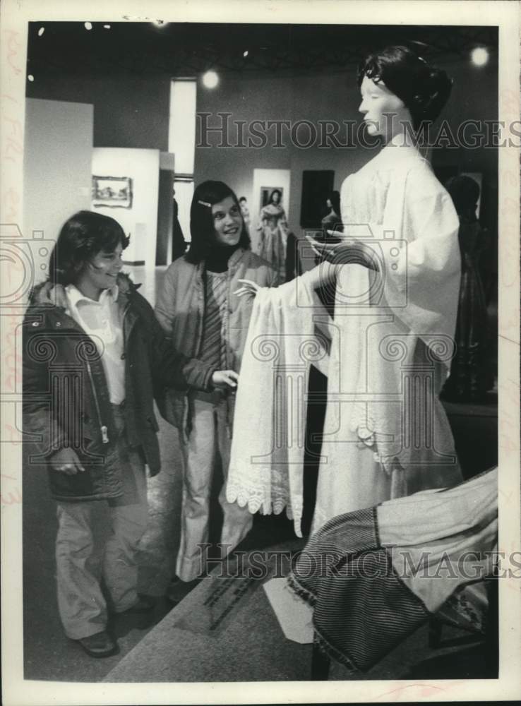 1977 Press Photo Visitors admire exhibit at Schenectady Museum in New York - Historic Images