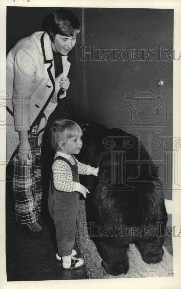 1977 Press Photo Mother &amp; child visiting Schenectady Museum in New York - Historic Images