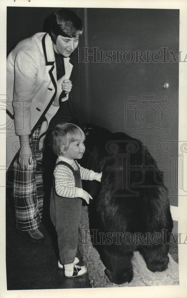 1977 Press Photo Mother & child visiting Schenectady Museum in New York - Historic Images