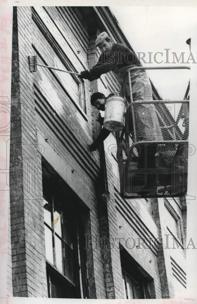 1980 Press Photo Workers clean building on Broadway in Schenectady, New York - Historic Images