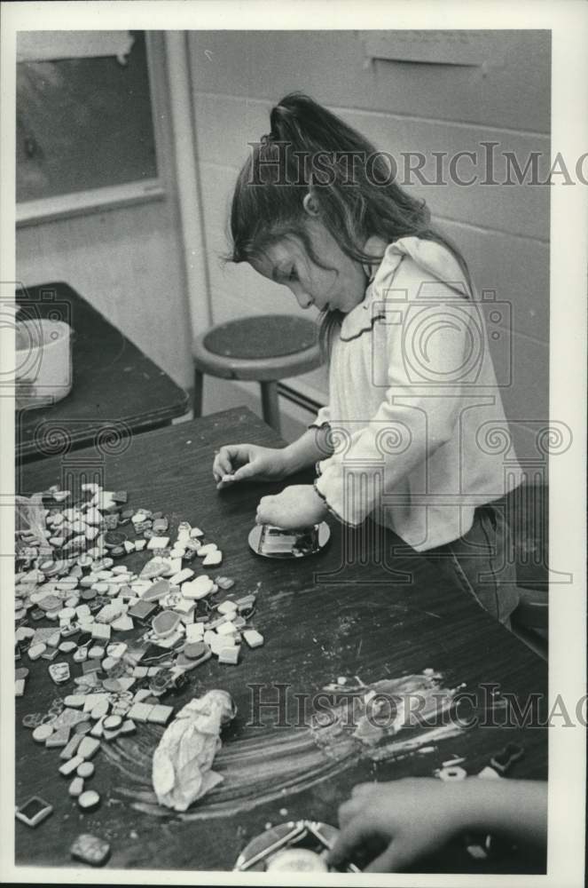 1979 Press Photo Schenectady, NY Girls Club member constructs mosaic coaster - Historic Images