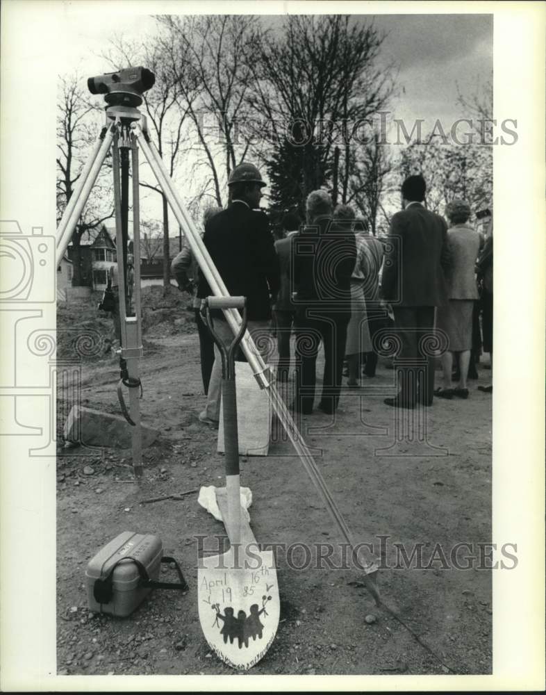 1985 Press Photo Schenectady, New York Girls Club groundbreaking ceremony - Historic Images