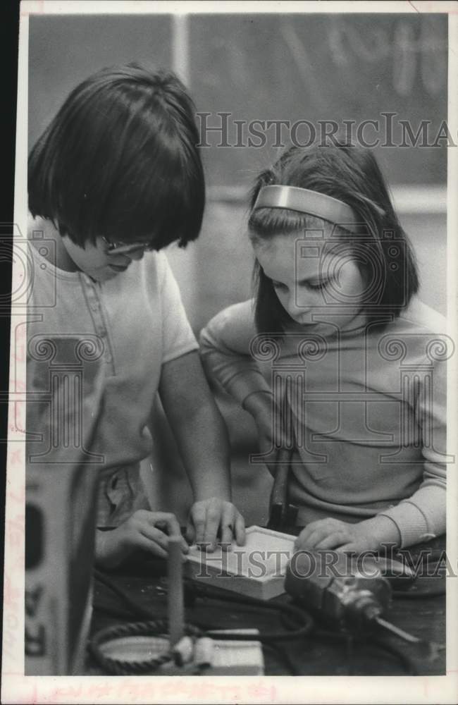 1979 Press Photo Schenectady, New York Girls Club members build mosaic frames - Historic Images