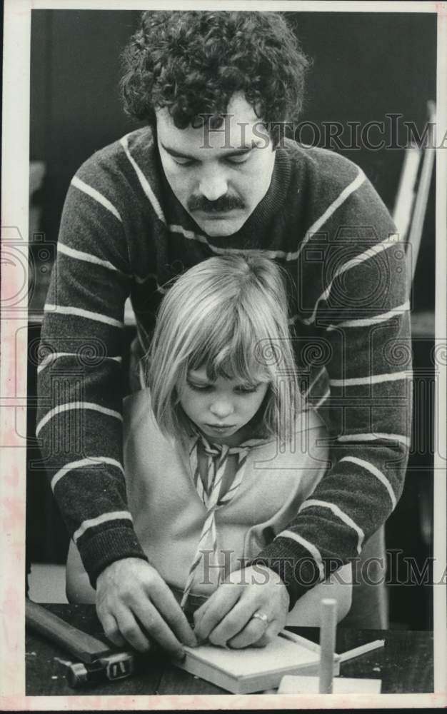 1979 Press Photo Schenectady, NY Girls Club director assists girl with project - Historic Images