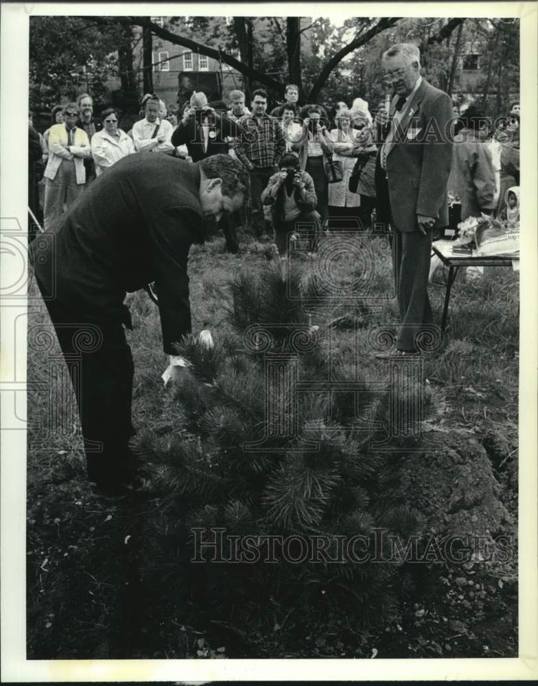 1990 Press Photo Schenectady, New York Historical Society plants a new tree - Historic Images