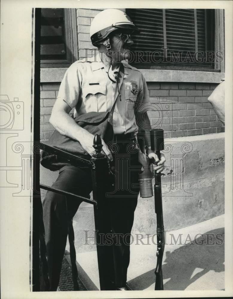 Press Photo New York police office with rifle - tua16317 - Historic Images
