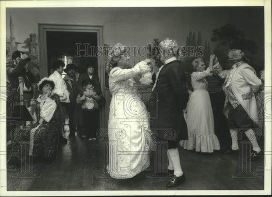 1987 Press Photo Guests in period costume dance at Schulyer Mansion, Albany, NY - Historic Images