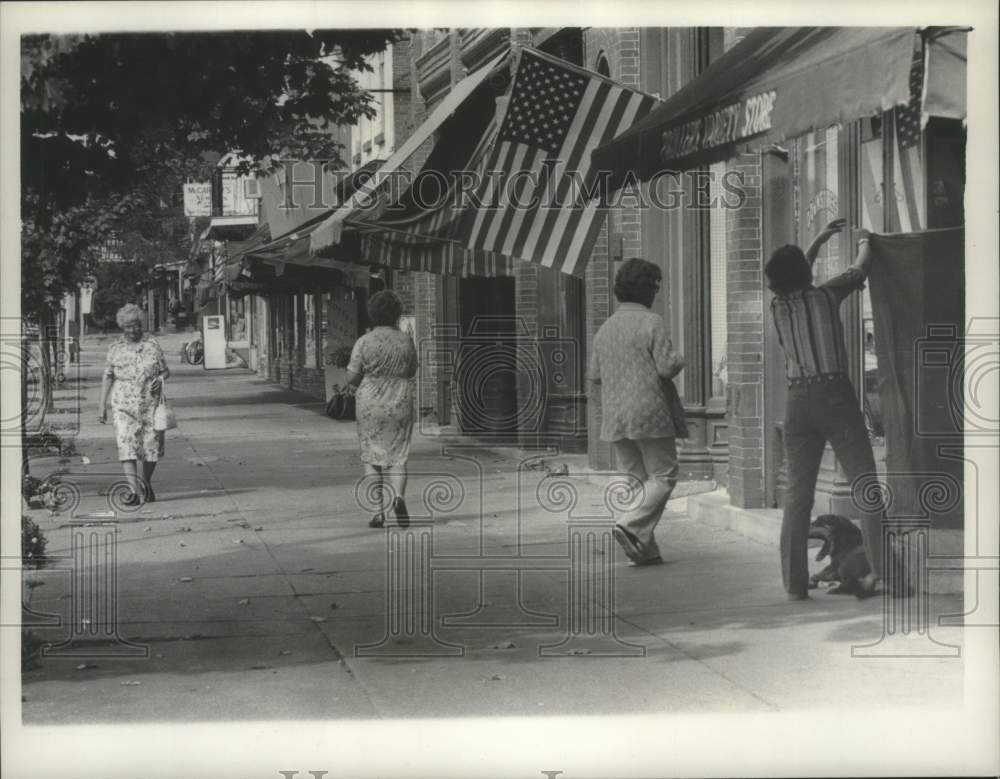 1980 Press Photo Pedestrians walk along Broadway sidewalk in Schuylerville, NY - Historic Images