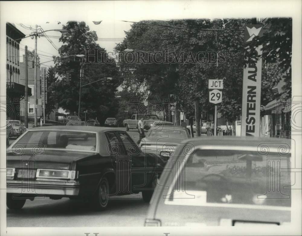 1980 Press Photo Traffic passes through Schuylerville, New York on Broadway - Historic Images