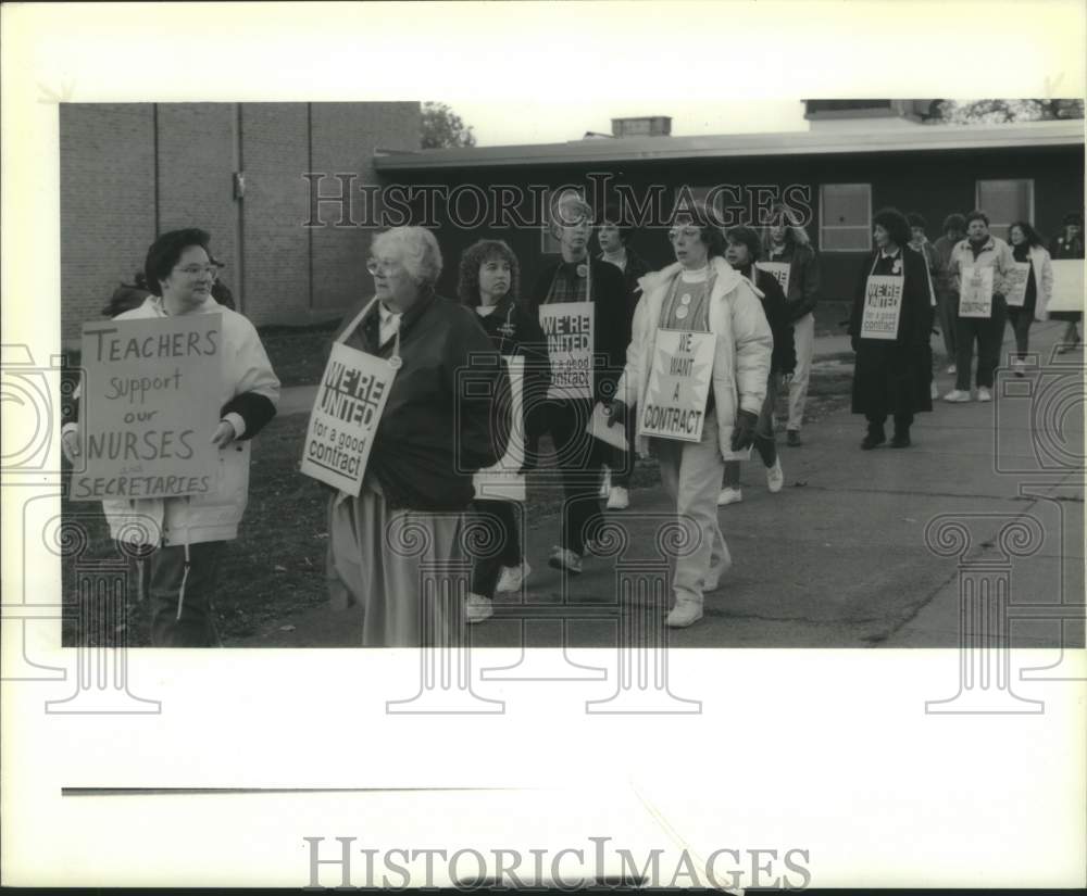 1994 Press Photo Schenectady, NY teachers picket in support of school staff - Historic Images